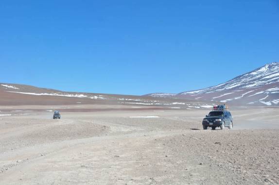 Jipes levam turistas para a Laguna Colorada, na Bolívia